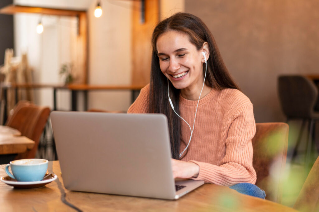 Mulher usando fones de ouvido para estudar